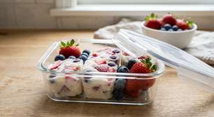 Faça pequenos pingos de iogurte com fruta sobre papel-manteiga e leve ao freezer: depois de 2 horas, eles viram docinhos gelados que podem ficar guardados por até 1 mês