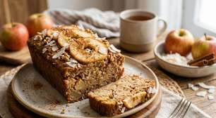 Bolo funcional de maçã com coco e canela: sabor irresistível e saúde em cada fatia