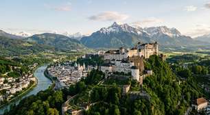 Domos, torres e uma enorme fortaleza diante das montanhas dos Alpes: a cidade austríaca governada durante séculos por príncipes-arcebispos, transformada por arquitetos italianos e ligada para sempre ao nome de Mozart