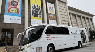 Ônibus elétrico leva estudantes a exposições de arte em São Paulo