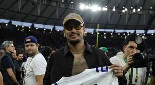 Neymar assiste ao jogo da NFL no Maracanã e ganha camisa personalizada do Dallas Cowboys