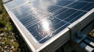 Aterro fechado há mais de 20 anos virou usina solar com 1.900 painéis, gera energia equivalente ao consumo de 200 casas e rende US$ 72 mil por ano à cidade
