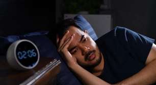 Por que você sente sono no sofá, mas perde o sono quando vai para a cama?