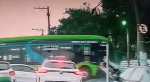 Ônibus atinge carros e bate em muro de escola no Jabaquara, em São Paulo