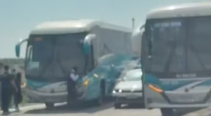 Dois ônibus de excursão escolar são abordados por bandidos e utilizados como barricadas no RJ
