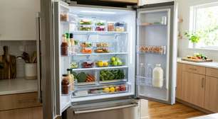 Colocar a panela ainda quente diretamente na geladeira é comum na pressa, mas em Singapura a recomendação é deixar o alimento esfriar antes: isso evita que o aparelho gaste energia extra para reduzir a temperatura