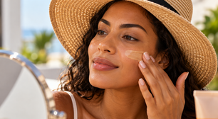 Protetor solar com cor pode acrescentar proteção contra a luz visível em peles com melasma, especialmente quando contém óxidos de ferro