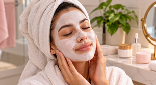 Máscaras faciais podem reforçar hidratação e barreira da pele, mas ingredientes irritantes e tempo excessivo transformam cuidado em problema