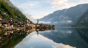 Montanhas que se erguem sobre vales estreitos, um lago alpino e uma história ligada ao sal desde o segundo milênio antes de Cristo: a pequena cidade austríaca cuja paisagem cultural se tornou Patrimônio Mundial