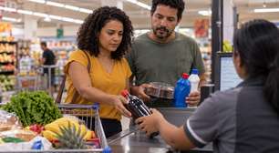 Casal entrou no mercado com R$ 500 e uma lista do que realmente precisava, chegou ao caixa convencido de que estava dentro do orçamento e começou a devolver produtos quando viu o total na tela