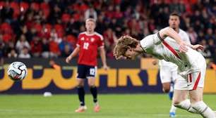 Com um a mais, Inglaterra vence a República Tcheca em Praga