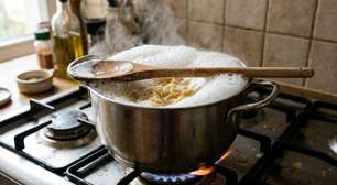 Por que colocar uma colher de madeira sobre a panela enquanto cozinha?