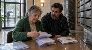 Moradores começaram a desconfiar de uma vizinha que retirava cartas de várias caixas antes que os donos chegassem em casa, até uma chuva forte revelar por que ela fazia aquilo havia anos