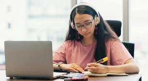 Falar mais de um idioma pode manter o cérebro mais jovem, indica estudo