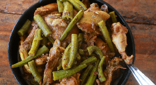 Frango caipira com quiabo: aprenda a fazer essa receita tradicional da culinária mineira