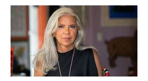 Cabeleireiros e especialistas concordam: 'É falso que, se você arrancar um fio de cabelo branco, surjam mais. Cada fio de cabelo nasce de um folículo independente; portanto, arrancar um não faz com que eles se multipliquem'