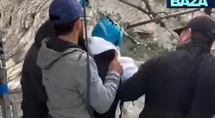 Turista é forçada por instrutores a saltar de atração sobre cânion na Rússia