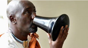 Quem é o ex-apresentador de TV que virou rei em Uganda após disputa pela sucessão