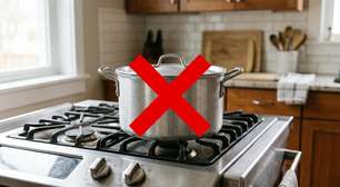 Espere a panela esfriar completamente antes de colocá-la na geladeira? O USDA orienta justamente o contrário: dividir a comida quente em recipientes rasos permite refrigerá-la rapidamente e reduz o tempo em temperaturas favoráveis a bactérias
