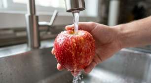 Lavar frutas com detergente não deixa o alimento mais seguro: nos Estados Unidos, a recomendação é usar água corrente e dispensar sabão, álcool, água sanitária e outros produtos de limpeza