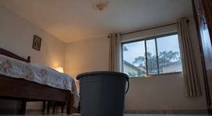 Casal percebeu uma mancha pequena no teto do quarto sempre que chovia, colocou um balde durante meses e só entendeu o tamanho do problema quando parte do forro cedeu