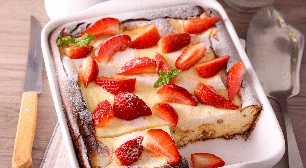 Quer um bolo fofinho para o lanche da tarde? Aprenda essa receita de morango com iogurte