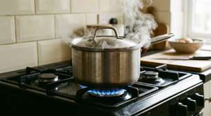 Panela destampada demora mais para fazer o almoço: na Austrália, cozinhar com a tampa e usar apenas a quantidade necessária de água ajuda a aproveitar melhor o calor do fogão