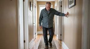 Vários treinadores concordam: "Se você tem mais de 50 anos e precisa olhar para o chão ao caminhar ou precisa se apoiar com frequência, seu equilíbrio pode estar piorando."