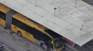 Passageiro morre após ser baleado dentro de ônibus do BRT no Rio