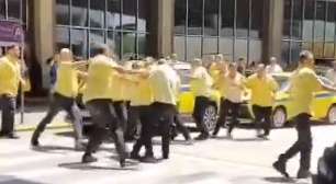 Taxistas se envolvem em confusão e trocam agressões no Aeroporto do Galeão