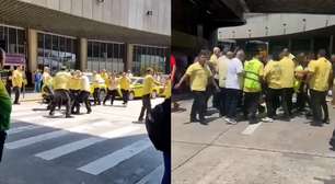 Taxistas trocam socos e chutes em briga generalizada em aeroporto do Rio; veja confusão