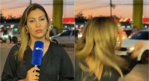 Repórter da Globo se assusta durante gravação de boletim com batida entre carro e moto