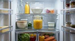 Abriu uma lata e não usou tudo? No Reino Unido, a orientação é retirar o alimento da embalagem metálica aberta, transferi-lo para outro recipiente, tampar e só então levar à geladeira