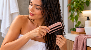 Nem escova, nem pente fino: dentes largos reduzem a tração no cabelo molhado e frágil