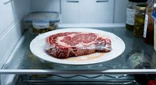 Deixar carne congelada descongelando sobre a pia parece facilitar o almoço, mas no Canadá a recomendação é outra: geladeira, micro-ondas ou água fria são as opções indicadas para descongelar com segurança