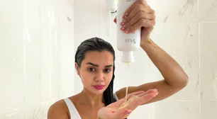 Brenda Tello, dermatologista, sobre o couro cabeludo: 'A pele dessa região, assim como a de outras partes do corpo, está exposta à poluição, a resíduos de produtos e à nossa própria oleosidade... por isso, é preciso fazer uma limpeza mais frequente'