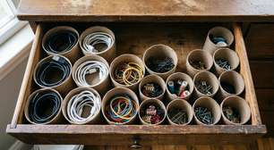 Não jogue fora os tubos de papelão do papel higiênico, você tem um organizador em mãos: 3 usos simples para gavetas e cabos