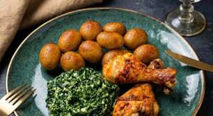 Coxas de frango assadas com um acompanhamento supercremoso