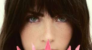 Paris Fashion Week: Jade Picon muda visual e exibe franja em desfile de luxo