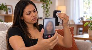 Cliente leva o celular para trocar a tela, recebe o aparelho funcionando e dias depois percebe que a câmera frontal ficou embaçada enquanto a assistência diz que não mexeu naquela peça