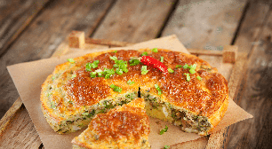 Quer um jantar rápido e proteico? Aprenda a fazer esta torta de atum