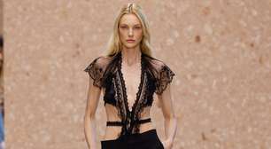 Carol Trentini volta às passarelas de Paris e desfila com exclusividade para Chloé