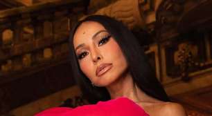 Com barrigão enorme de fora, Sabrina Sato causa em Paris com vestido transparente