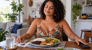 Aprenda como um simples ritual de 10 segundos antes das refeições pode ajudar a reduzir a alimentação emocional, segundo nutricionista