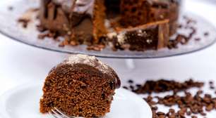 Bolo de café com leite: receita fácil com cobertura de chocolate