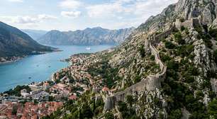 Entre duas baías interligadas e montanhas que sobem quase 1.500 metros, muralhas, igrejas românicas e antigos palácios formam a cidade de Montenegro que foi um importante centro artístico e comercial do Adriático medieval