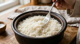 O arroz soltinho não começa na quantidade de óleo: lavar ou não lavar os grãos muda conforme o tipo de arroz usado