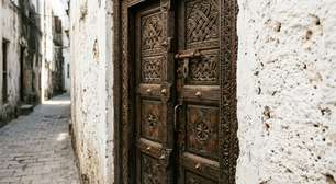 Ruas estreitas e sinuosas, casas de pedra coral e portas de madeira ricamente entalhadas ocupam um promontório diante do Índico: a cidade de Zanzibar onde influências africanas, árabes, indianas e europeias se misturaram durante séculos