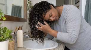 Como lavar o cabelo sem shampoo? Entenda o método No Poo, a fase de adaptação e os cuidados necessários