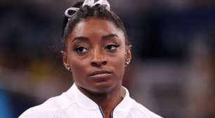 'Coçava tanto e usava um pente que sangrava': aos 29 anos, Simone Biles revela diagnóstico de doença crônica no couro cabeludo; médica alerta sobre relação com estresse